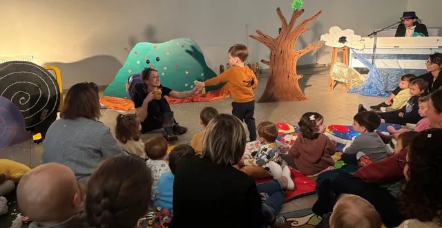 photo  le relais petite enfance d’ombrée d’anjou a proposé un spectacle pour les tout-petits, mardi 24 mars à la salle de la planche. une quinzaine d’assistantes maternelles et de mamans ont accompagné une trentaine d’enfants. le spectacle « les quat’s saisons », de la compagnie gulliver, a été interprété par pauline potel, autrice de cette aventure musicale, sensorielle et poétique, créée à partir du poème de jacques prévert, « chanson des escargots qui vont à l’enterrement d’une feuille morte ». l’artiste a construit et décoré tous les décors de ce spectacle. anthony brutillot a accompagné la comédienne au piano et à la guitare. installés à même le sol, sur des tapis ou coussins, les enfants ont réagi au spectacle interactif, avec la pluie sur leur visage, les flocons de neige et les bulles de savon aux couleurs brillantes.  &copy;  co 