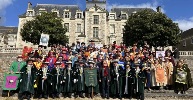 photo  dominique saulais, grand maître de la confrérie des saveurs angevines, a accueilli, samedi 28 mars, 37 confréries venues de toute la france pour leur 34e chapitre (rassemblement). cette confrérie vise à défendre la gastronomie angevine. un cortège paré de ses plus beaux atours a défilé dans les rues de la commune. le nouveau maire, hubert gaudin, a accueilli 150 personnes dans les jardins de l’abbaye. onze intronisations ont eu lieu salle beausite. puis les convives ont partagé un repas gastronomique pour célébrer les traditions culinaires.  &copy;  co 
