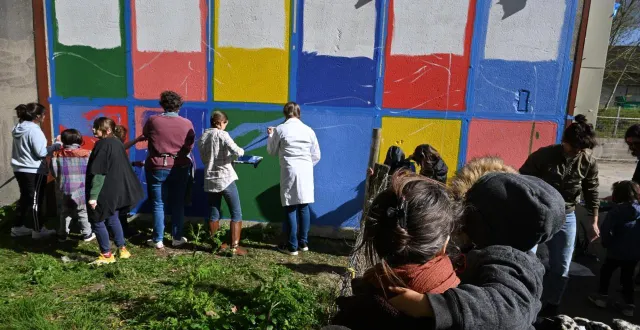 photo  création en cours d’une fresque murale participative à lalumé..  &copy;  co 