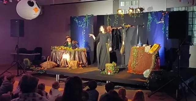 photo  le spectacle pour enfants de la compagnie oz & twal, « morille ou la quête féerique » a embarqué le public des arts cocottes de printemps.  &copy;  co 