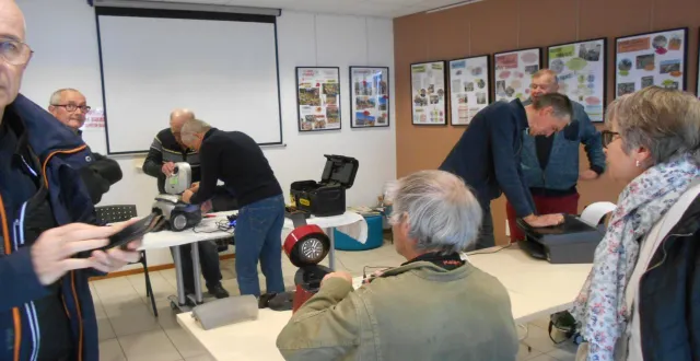 photo  les réparateurs s’activent sur les différents appareils à réparer.  &copy;  co 