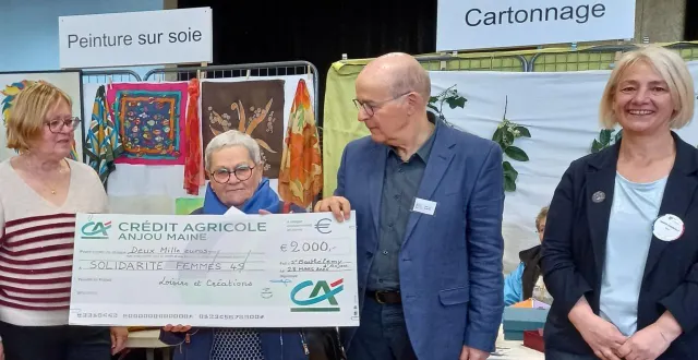 photo  le chèque a été remis par le président de loisirs et créations jean-luc martin à la trésorière de solidarité femmes 49, maryse coudrais.  &copy;  co 