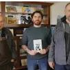 photo de gauche à droite : jacques reverdy, antoine dabel et william cherbonnier, de la maison d’édition le petit pavé.