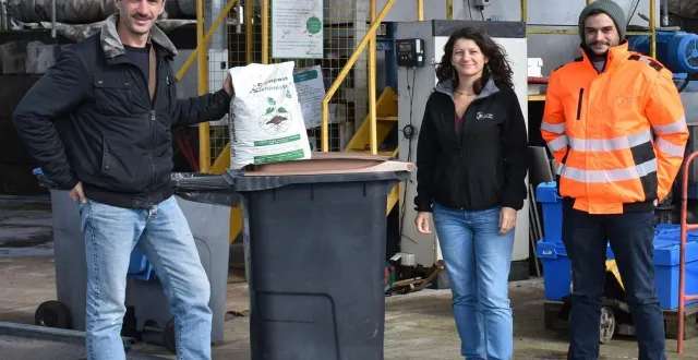 photo  sur le site de la plateforme de compostage à écouflant, de gauche à droite : adrien lanté, cofondateur des alchimistes, blandine copie et hugo veidie, respectivement responsable prévention des déchets et animateur des 3rd’anjou.  &copy;  co 