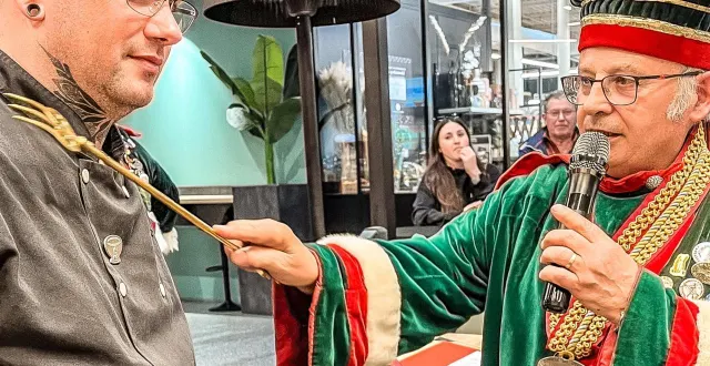 photo  mickaël belliot a été intronisé par michel castel, nouveau grand maître, lors d’une cérémonie organisée dans le cadre du printemps des rillettes.  &copy;  le maine libre 