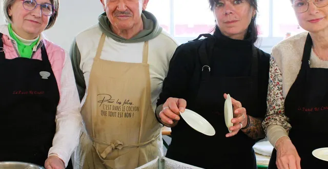 photo  aux côtés de marc llongarriu, les bénévoles du passé (ré) créatif ont assuré le service du déjeuner.  &copy;  le maine libre 