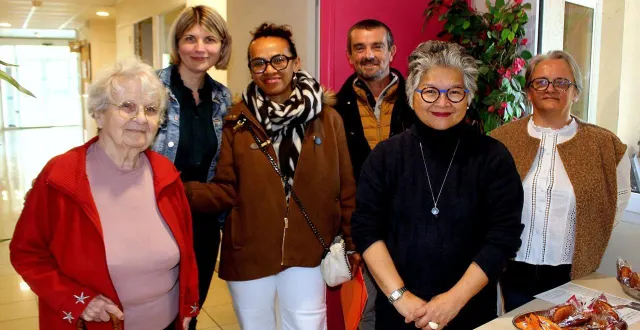 photo  rencontrés au point d’accueil, de gauche à droite, marie thérèse, résidente, sandra calzavara, adjointe rh, farasoa et jérôme, intéressés par un emploi, françoise nguyen, directrice adjointe et delphine herrault, cadre de santé.  &copy;  le maine libre 
