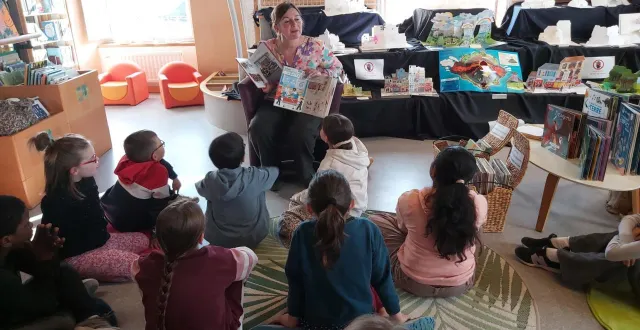 photo  anne-marie baumann présente ses ouvrages aux jeunes élèves.  &copy;  le maine libre 