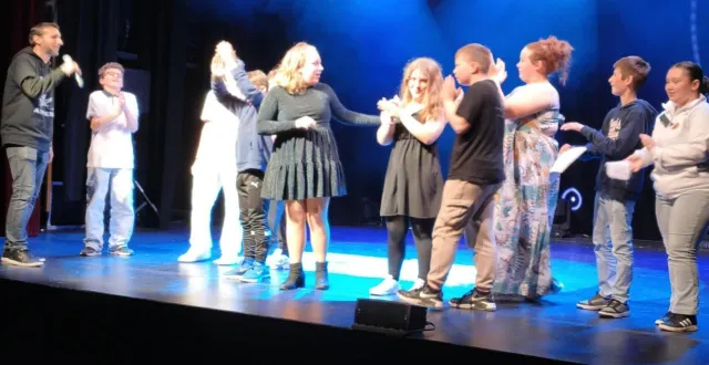 photo  une partie des élèves de 5e a en compagnie de maalik david, slameur et poète.  &copy;  co 