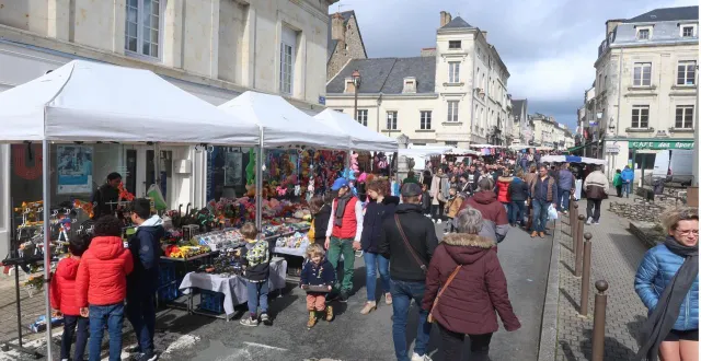 photo  la traditionnelle braderie de la foire de pâques à baugé.  &copy;  archives co 