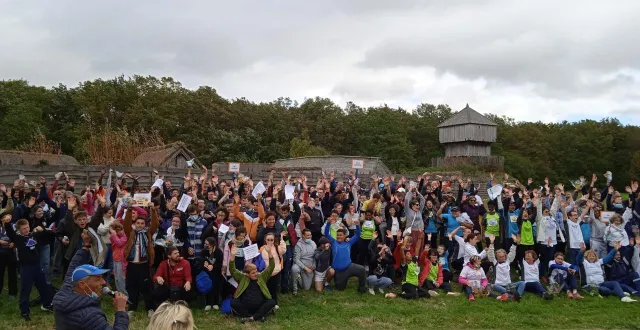 photo  alain dohin, secrétaire de l’asssa athlétisme, encourageant les participants d’une précédente édition du cross adapté réunis pour la traditionnelle photo de groupe.  &copy;  co. 