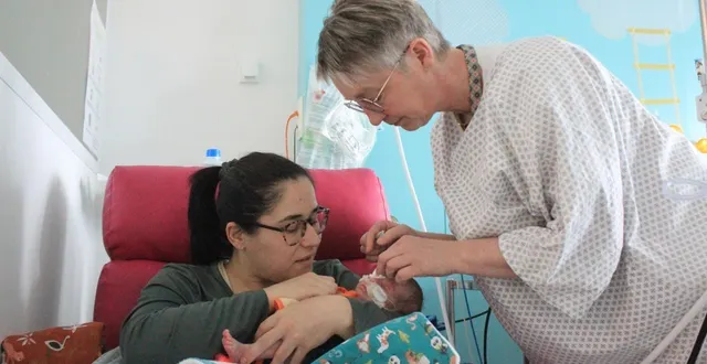 photo  cholet, centre hospitalier, vendredi 27 mars 2026. « vous allez y arriver, c’est sûr. » infirmière au service néonatalogie depuis 2014, myriam n’hésite pas à encourager les parents des bébés prématurés. à l’image de solène, maman d’un petit malo.  &copy;  co – alexandre blaise 