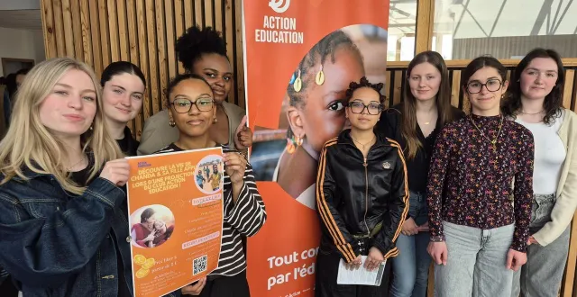 photo  les jeunes du club action éducation du lycée julien-gracq sont sensibles à l’accès à l’éducation dans le monde.  &copy;  co 