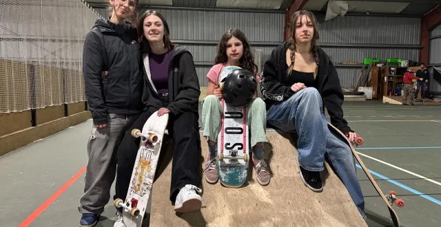 photo  anouk, maëlys, prune et clémentine, dans la salle du bordage-luneau de cholet (maine-et-loire) où les entraînements se déroulent quand le temps ne permet pas d’être au skatepark.  &copy;  ouest-france 