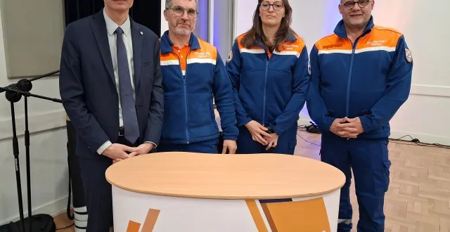 photo  françois richez, président de la fédération nationale de la protection civile ; luc allard, président de la protection civile du maine-et-loire ; et ses deux vice-présidents, lors de l’assemblée générale du 28 mars, à sainte-gemmes-sur-loire.  &copy;  co 
