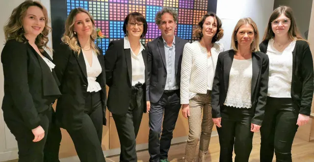 photo  sylvie remars (3e en partant de la gauche), laisse les clés du salon anatha en de bonnes mains, celles de ses employées et celles de ses repreneurs, alice et grégory stipa.  &copy;  le maine libre 