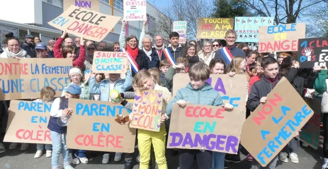 photo  partout les parents d’élèves se mobilisent comme ici en loire-atlantique contre les décisions de fermetures de classes..  &copy;  photo presse océan 