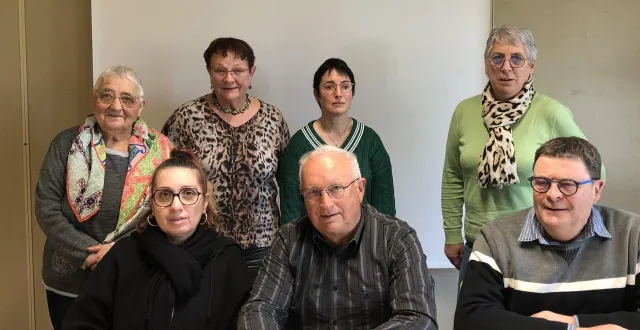 photo  devant?: de gauche à droite, véronique araudeau, gérard bouchet et jean-michel rinfray?; derrière?: de gauche à droite?: michèle cottineau, marie-thérèse coeurdray, aurore rousseau et marie-ange forestier.  &copy;  ouest-france 