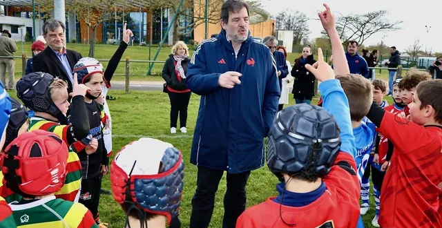 photo  le président de la fédération française de rugby florian grill échange avec les jeunes rugbymen de machecoul-saint-même.  &copy;  ouest-france 