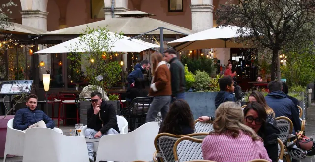 photo  le mans, mardi 24 mars 2026. en fin de journée, la clientèle afflue sous les arcades et sur les terrasses des commerces de la visitation.  &copy;  le maine libre - ruddy guilmin 