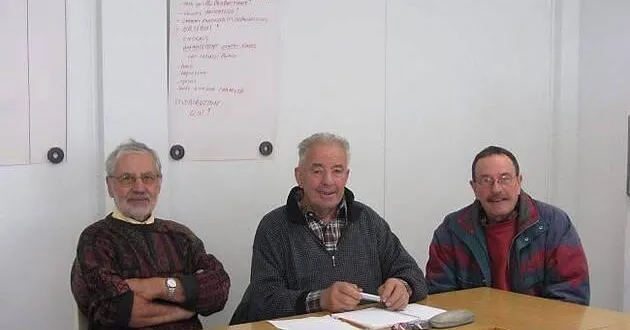 photo  joseph réthoré, au centre, a passé le relais des jardins du cœur en novembre 2013 à robert gillot et jean-marc esseul, à droite.  &copy;  archives ouest-france 