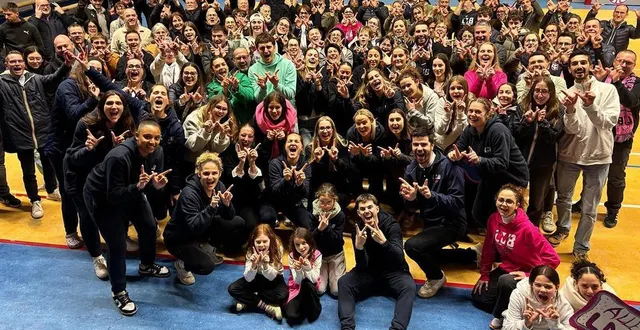 photo  les supporters sont prêts à faire vibrer l’accor arena de bercy au rythme de lamboisières martin basket et porter haut les valeurs de l’anjou.  &copy;  lmb 