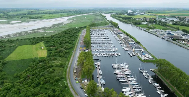 photo  une voiture est tombée dans le port de plaisance d’ouistreham (calvados), vers 21 h 30, lundi 30 mars 2026. l’homme âgé d’un peu plus de 40 ans, seul à bord du véhicule, est décédé.  &copy;  thomas bregardis/archives ouest-france 