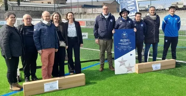 photo  les membres du pomjeannais-football et les autorités au moment de la remise.  &copy;  co 