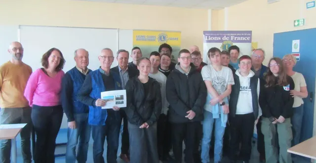 photo  le lions club de segré a apporté son soutien financier au collège georges-gironde pour un séjour en italie, particulièrement pour quatorze élèves de 3e de la segpa. les bénévoles ont remis, jeudi 19 mars, un don de 1 000 € à la classe, en présence de deux des professeures et du directeur de la section, olivier pageau.  &copy;  co 