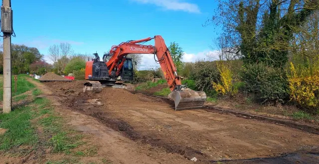 photo  l’énorme pelleteuse est entrée en action, ce lundi 30 mars 2026, pour refaire la chaussée emportée par la crue de février.  &copy;  ouest-france 
