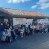 photo les parents d’élèves et les membres de l’ape de l’école publique la trézenne au fuilet se sont mobilisés à la fin des cours ce lundi 30 mars pour exprimer leur désaccord.