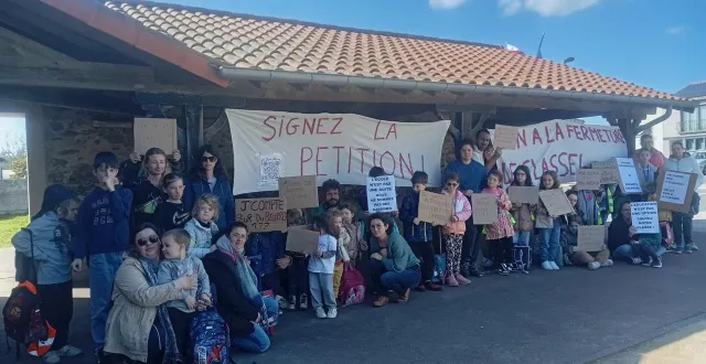 photo  les parents d’élèves et les membres de l’ape de l’école publique la trézenne au fuilet se sont mobilisés à la fin des cours ce lundi 30 mars pour exprimer leur désaccord.  &copy;  ouest-france 