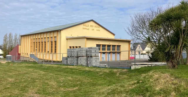 photo  ce mardi 31 mars 2026, au lendemain de l’accident, le chantier de la salle des fêtes de donville-les-bains (manche) était à l’arrêt.  &copy;  ouest-france 