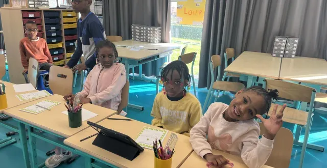 photo  djahnilya, tout sourire (à droite) à côté de ses camarades.  &copy;  le maine libre 