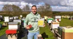 photo  Pascal Foucher, un gérant qui aime partager sa passion pour les abeilles.  