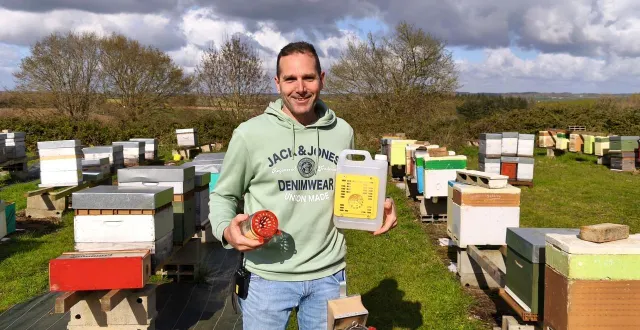 photo  pascal foucher, un gérant qui aime partager sa passion pour les abeilles.   &copy;  le maine libre 