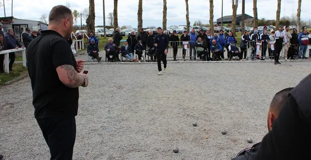 photo  beaucoup de spectateurs autour des terrains de pétanque, à almenêches.  &copy;  ouest-france 