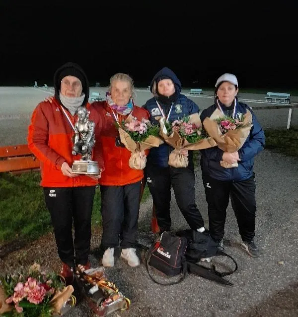 En rouge, les championnes du jour Christine Vagnet et Karine Philippe de Briouze. Les finalistes sont Nadège Bellan et Aurélie Guérin de l’Olympique d’Argentan. Ouest-France photo en rouge, les championnes du jour christine vagnet et karine philippe de briouze. les finalistes sont nadège bellan et aurélie guérin de l’olympique d’argentan. © ouest-france