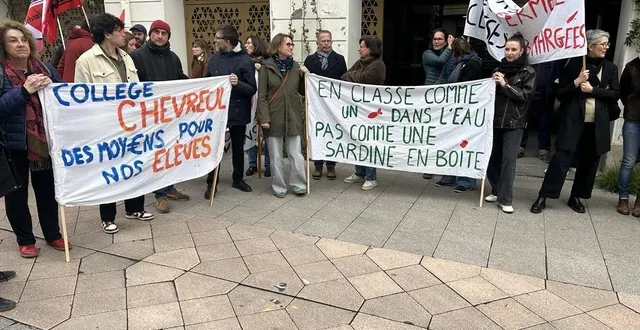 photo  environ 160 personnes étaient rassemblées place imbach à angers avant de défiler pour protester contre la suppression de postes dans l’éducation nationale.  &copy;  co 