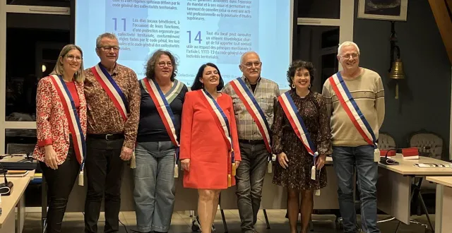photo  de gauche à droite : sandy grolier-lamet, loïc jarrossay, virginie sieg, katiahardouin, richard montewis, stéphanie simon, jean-luc huveline.  &copy;  mairie de spay 