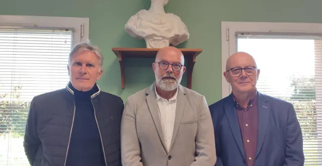 photo  francis launey, dominique hauchecorne et michel benoist géreront a minima le fonctionnement de la commune.  &copy;  ouest-france 