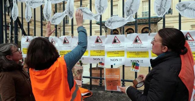 photo  des banderoles ont été apposées sur les grilles de la préfecture.  &copy;  co - benoit felace 