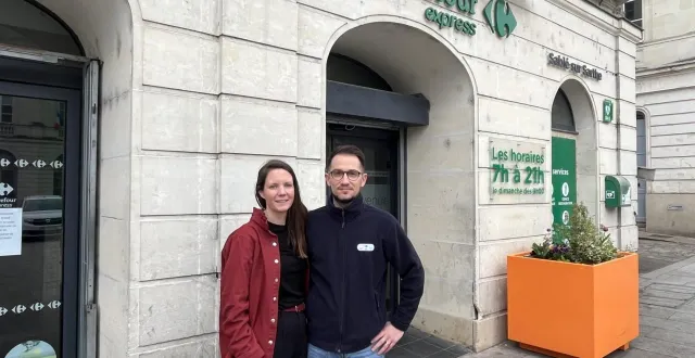 photo  gwendoline et raphaël guilbaud reprennent le carrefour express de sablé.  &copy;  le maine libre 