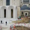 photo les travaux devant la nouvelle galerie contemporaine de la cathédrale d’angers (maine-et-loire) se terminent. le porche sera inauguré jeudi 9 avril.