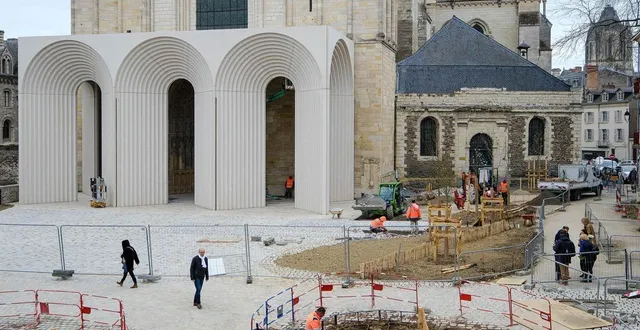 photo  les travaux devant la nouvelle galerie contemporaine de la cathédrale d’angers (maine-et-loire) se terminent. le porche sera inauguré jeudi 9 avril.  &copy;  simon torlotin / ouest-france 