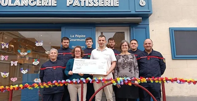 photo  les boulangers de lhomme, alexandra guettier et benoît lematelot, ont remis un chèque à l’amicale des sapeurs-pompiers de la chartre-sur-le-loir / ruillé-sur-loir.  &copy;  ouest-france 