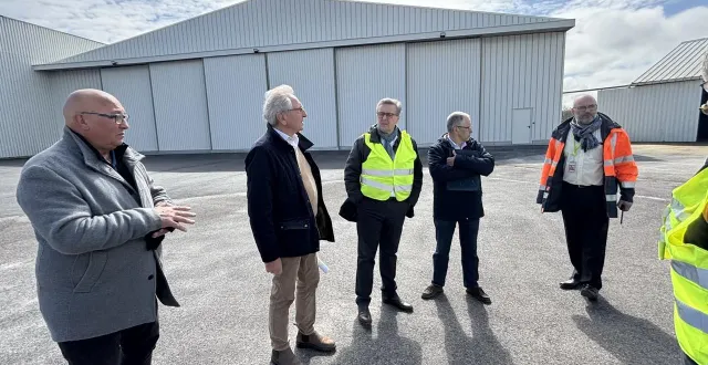 photo  les maires de maupertus et gonneville encadrent laurent tiaffay (directeur des affaires financières edeis), stéphane gautier (direction de la mer, des ports et aéroports) au département, et laurent pascal responsable d’exploitation de l’aéroport cherbourg manche.  &copy;  ouest-france 