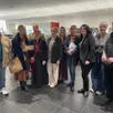 photo les gagnants qui sont venus chercher leur lot lundi 30 mars, en compagnie du responsable du garage renault et des membres de la fcai.