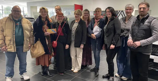 photo  les gagnants qui sont venus chercher leur lot lundi 30 mars, en compagnie du responsable du garage renault et des membres de la fcai.  &copy;  ouest-france 