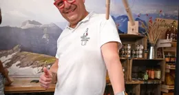 Info insolite  cadre dans le commerce international durant 23 ans, david pierlot est devenu fromager et a ouvert une boutique à châteauneuf-sur-loire (loiret) qui vient d’être saluée par la profession. 